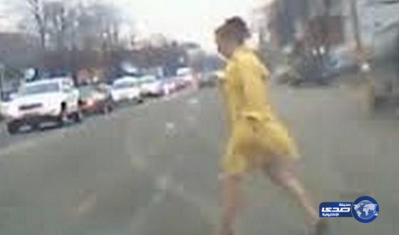 بالفيديو: شابة روسية كادت تفقد حياتها بسبب جمالها