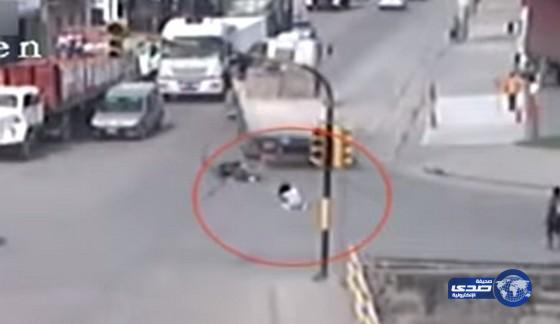 بالفيديو.. لحظة نجاة امرأة من حادث سير مروع بعد عبور شاحنة من فوقها