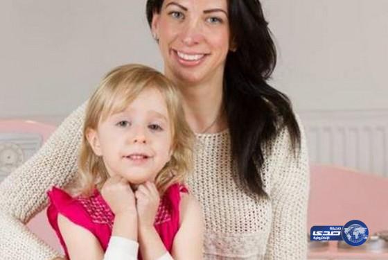 طفلة غير قابلة للمس بسبب مرض جلدي