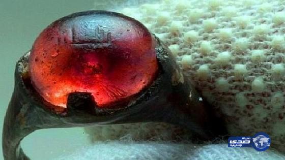 خاتم يحمل اسم “الله” مصنوع قبل 1000 سنة عُثر عليه في أصبع امرأة سويدية