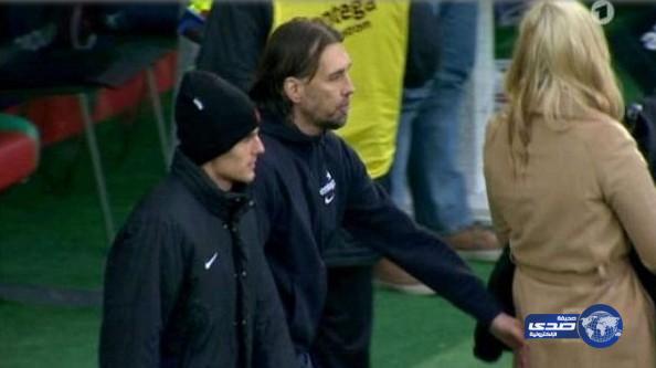 مدرب يتحرش بإمرأة في الملعب.. ورد فعلها يفاجئ الجماهير