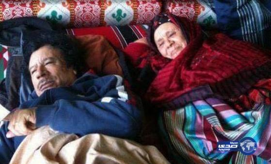 صورة نادرة للقذافي وهو نائم بجانب امرأة عجوز!