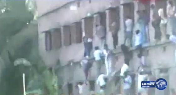 بالفيديو.. آباء يساعدون أولادهم على الغش أمام أعين الشرطة