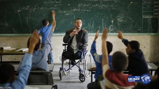 معلم فلسطيني فقد أطرافه ولم يترك الطبشورة