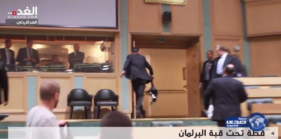 بالفيديو: قط يداهم مجلس النواب الأردني