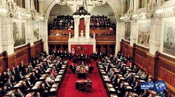 سيدة تحتج داخل البرلمان الكندي بخلع ملابسها