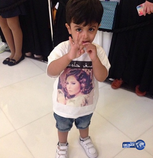 طفل في دبي معجب بإحلام