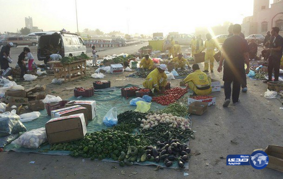 بالصور.. أمانة الرياض تزيل بسطات عشوائية في حي الفيصلية