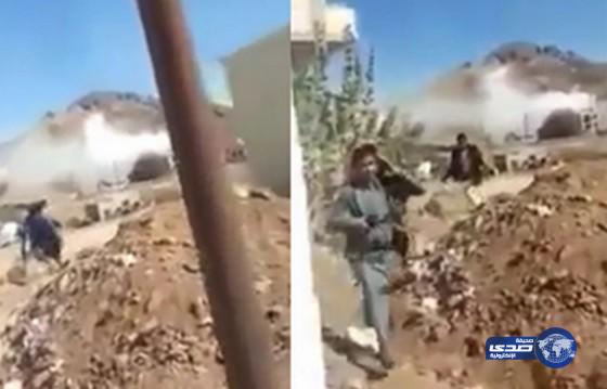 بالفيديو:هروب الحوثيين مثل الجرذان بعد ان ضاقت بهم اليمن بما رحبت بعد الضربة الجوية