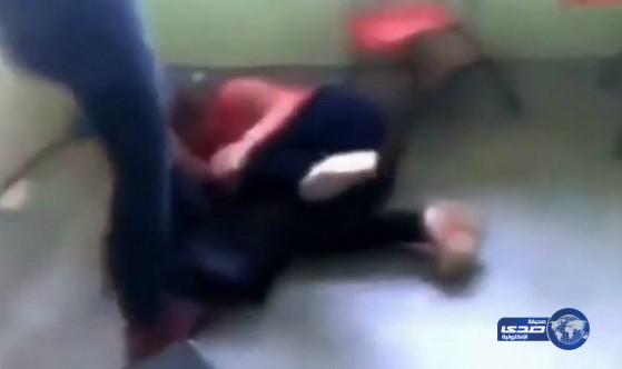 بالفيديو: زوجة تضرب عشيقة زوجها المدرّسة أمام تلاميذها