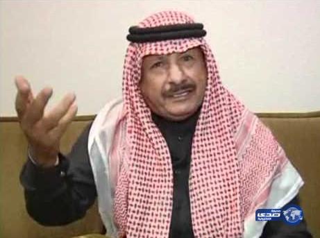 الشاعر خلف بن هذال ينظم شعراً في دعم عاصفة الحزم