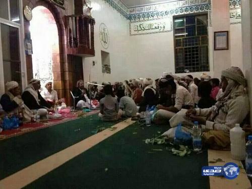 صورة تجسد مدى احترام الحوثي للمساجد في اليمن!!