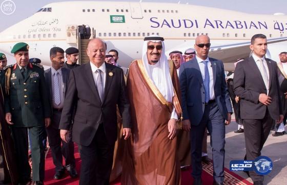 خادم الحرمين يصل إلى الرياض يرافقه الرئيس اليمني