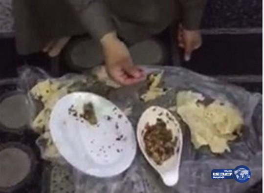 بالفيديو: مواطن يتفاجأ بقطعة &#8220;زجاج&#8221; في وجبة سمك