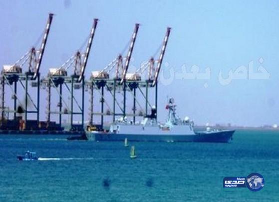 بارجة حربية تدخل ميناء عدن وتتجاوز منطقة الحاويات
