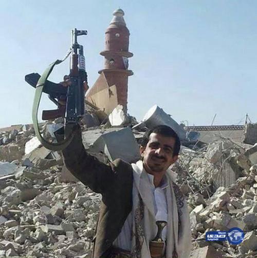 صوره لحوثي مخزن القات فجّر مسجد سُني ورفع سلاحة يفتخر!