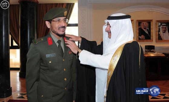 الأمير فهد بن سلطان يقلد مدير جوازات منطقة تبوك رتبته الجديدة