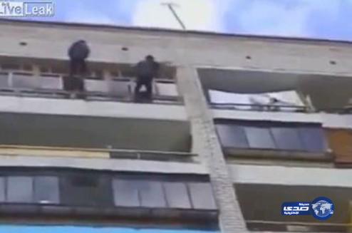 بالفيديو: مطاردة مثيرة بين رجل إنقاذ ومنتحر على طريقة سبايدر مان