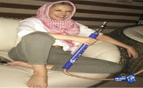كيلي مينوغ بالشماغ تشرب الشيشة في صحراء دبي