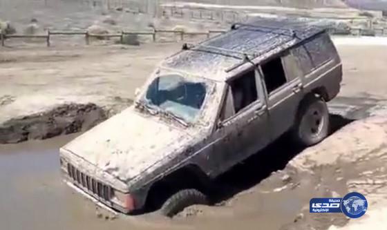 بالفيديو: فتاة روسية تغرق بسيارتها داخل بركة موحلة