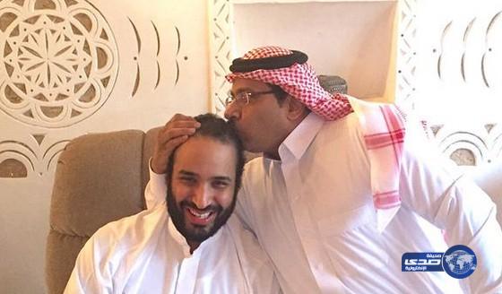صورة طريفة لمحمد بن سلمان خلال تقبيل أحد الإعلاميين له &#8220;قبلة الحزم&#8221;