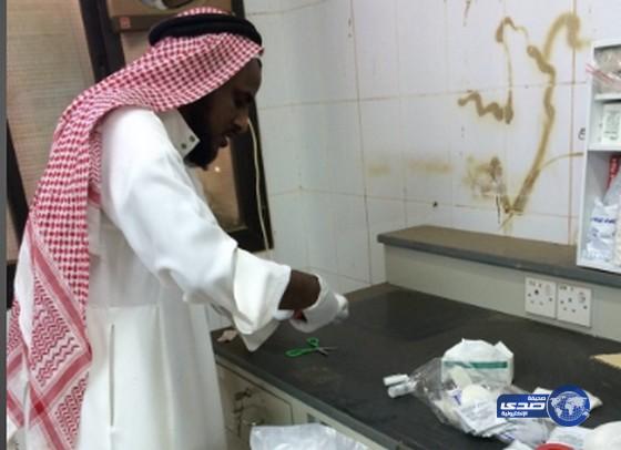 بالصور: المرشد الطلابي بثانوية صلاح الدين بالرجيع يضمد جراح طلابه