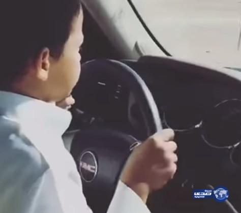 طفل سعودي يقود سيارة والده بموافقته بسرعة 200 كلم!