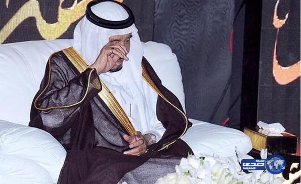 الملك سلمان في لحظة تأثر خلال افتتاحه معرض &#8220;الفهد روح القيادة&#8221;