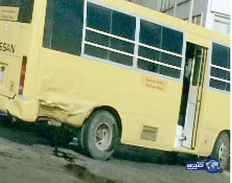 إصابة طالبتين بحادث حافلة نقل مدرسي بالخبر