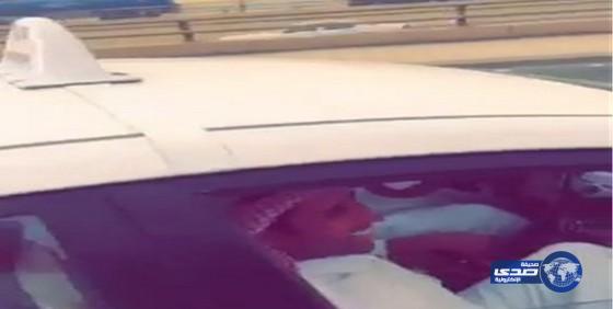 بالفيديو:فايز المالكي يتنازل عن سيارته “فزْعة” لمنشد ويركب تاكسي