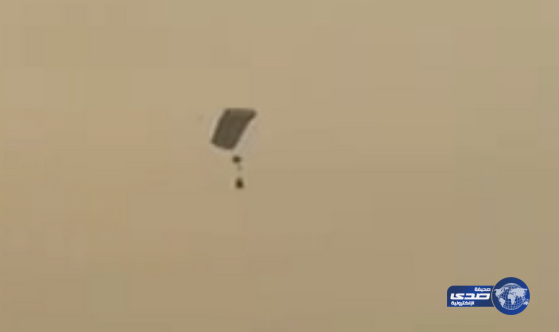 بالفيديو:عاصفة الحزم تقوم بتزويد اللجان الشعبية بالسلاح بإنزال مظلي بعدن