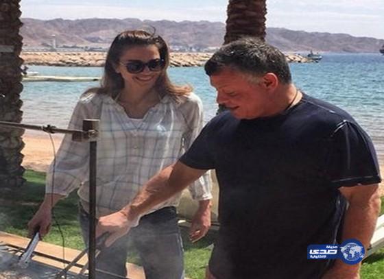 الملك الاردني يشوي للملكة رانيا على الطريقة الملكية