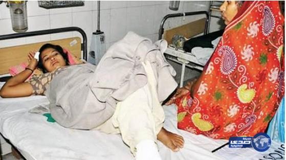 هندية تنقذ ابنتها من بين فكي تمساح بعصا الغسيل