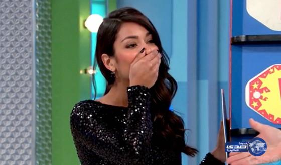 بالفيديو: سيدة تربح 21 ألف دولار بعد خطأ فادح لعارضة أزياء