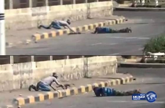 صورة مؤثرة من عدن ” مقاومان ببندقية واحدة”