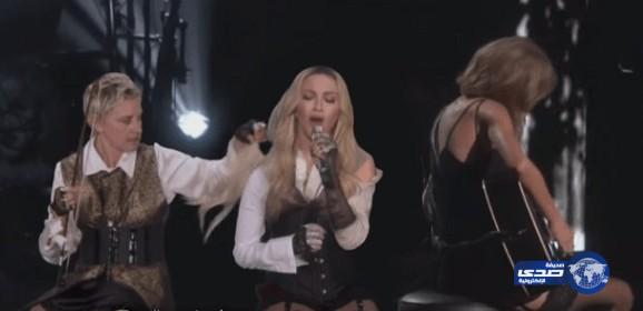 بالفيديو: مذيعة تمزق شعر مادونا خلال أدائها على المسرح