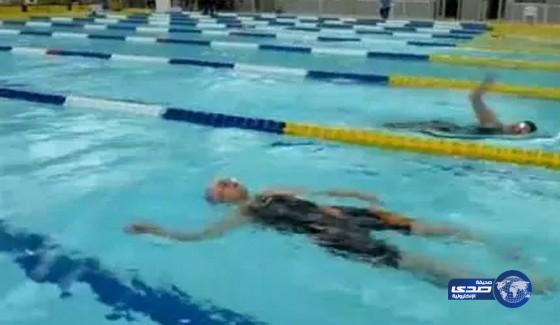 بالفيديو: يابانية بعمر المئة تحطم رقماً قياسياً في السباحة