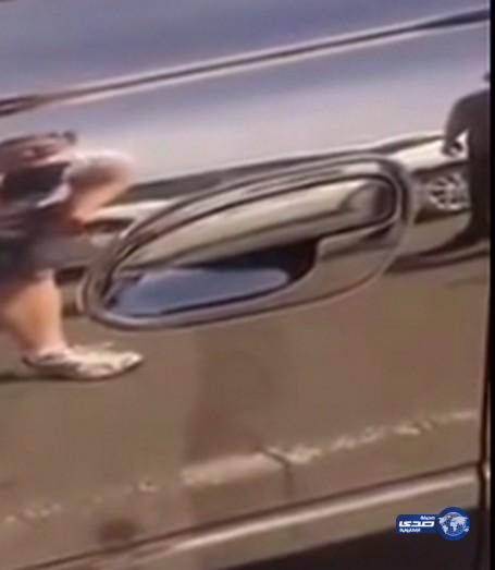 بالفيديو.. رجل يعجز عن فتح باب سيارته بسبب «عنكبوت» ضخم