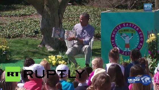 بالفيديو: النحل يهاجم الأطفال أثناء قراءة أوباما قصة لهم