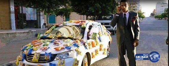 عريس يزيِّن سيارة الزفة بـ”الشيبس” لأن العروسة تعشق البطاطس!