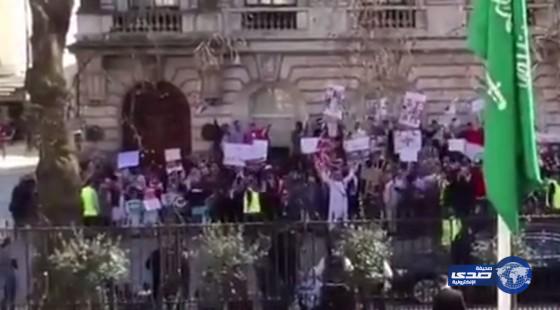بالفيديو: يمنيون يهتفون من لندن دعماً للملك سلمان وعاصفة الحزم