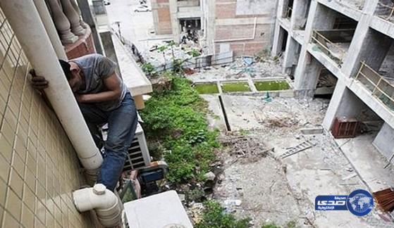 لص يبقى 3 أيام معلقاً على جدار فندق لتجنب العار