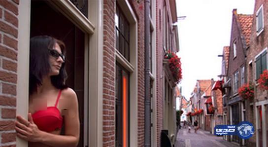 مومسات يتظاهرن “عراه”حماية لحي الدعاراة بهولندا