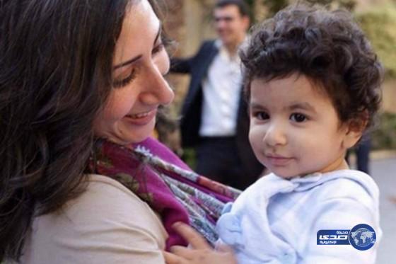 مراسلة فضائية تجري لقاءات في الشارع مع الناس وتحمل باليد الاخرى ابنها الوحيد (صور)