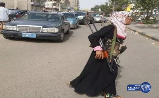 سيدات يشاركن في المعارك المسلحة ضد قوات صالح والحوثيين بعدن