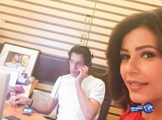 “مهيرة” تنشر سيلفي وبتال مشغول خلفي!!