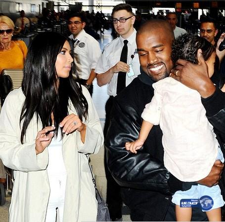 كيم كاردشيان وعائلتها يهزًون مطار أرمينيا وحشد جماهيري في استقبالهم