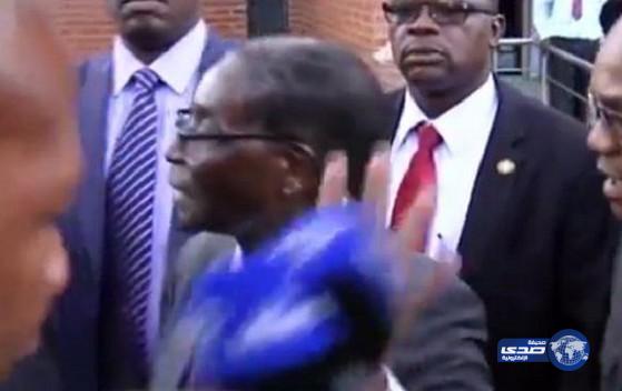 بالفيديو:رئيس زيمبابوي لـ”الصحفيين”: لا أريد أن أرى رجلا أبيض