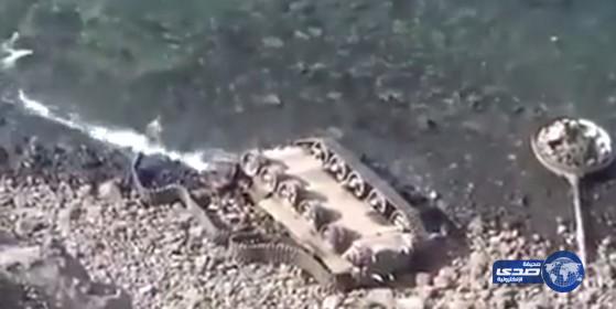 بالفيديو: دبابة حوثيه تهرب من قصف طيران عاصفة الحزم وتسقط ببحر عدن