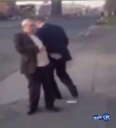 بالفيديو: مخمور يعتدي على عجوز خارج سباق ليفربول